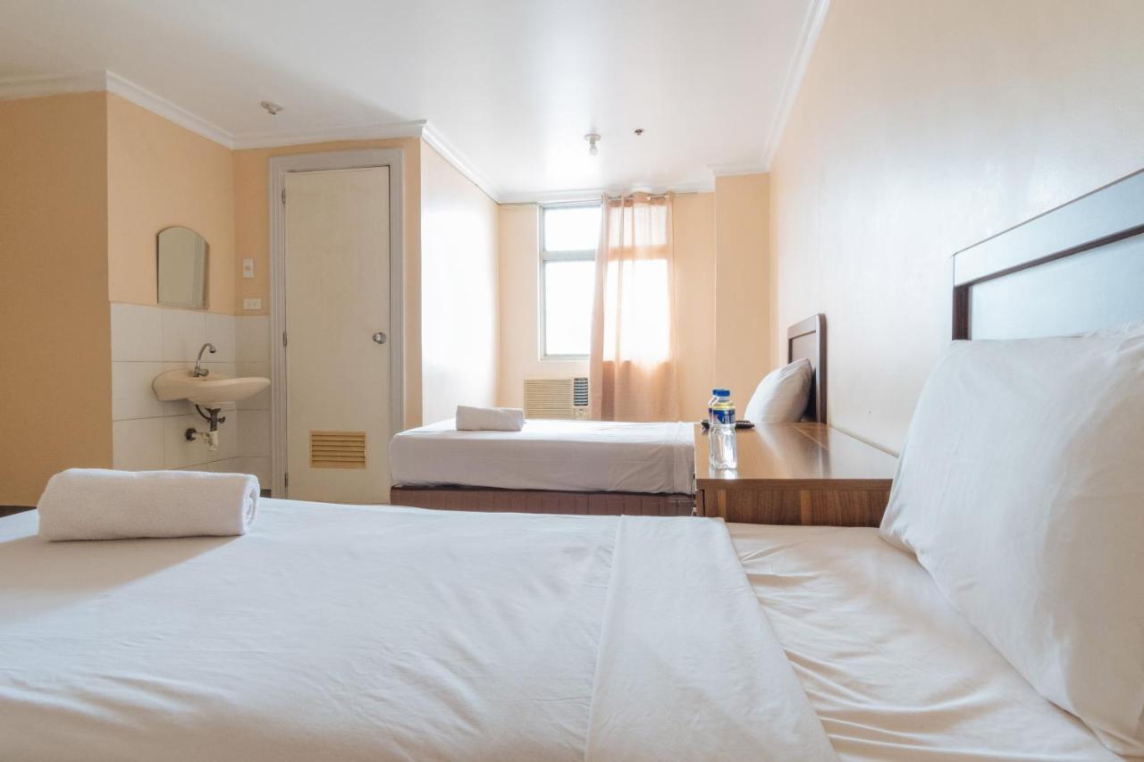 Dechmark Hotel Manille Extérieur photo