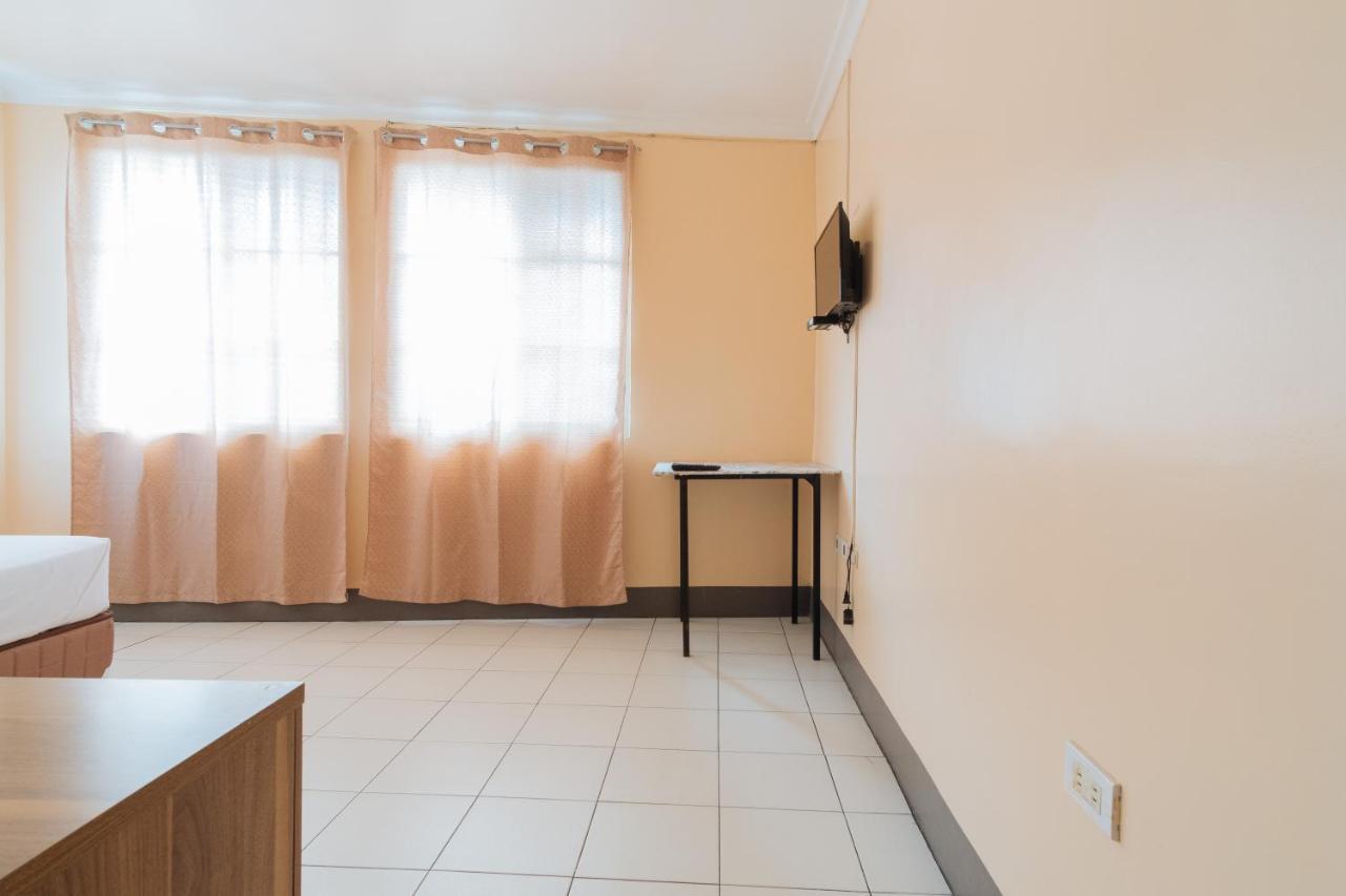 Dechmark Hotel Manille Extérieur photo